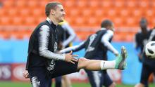 Penyerang Prancis, Antoine Griezmann melakukan pemanasan selama latihan di Yekaterinburg, Rusia, (20/6). Prancis akan menghadapi Peru paada pertandingan lanjutan grup C Piala Dunia 2018. (AP Photo / David Vincent)