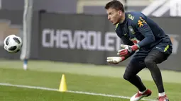 Kiper Brasil, Neto, menangkap bola saat latihan jelang laga persahabatan di Berlin, Jerman, Selasa, (27/3/2018). Brasil akan berhadapan dengan Jerman. (AP/Michael Sohn)