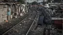 Gubuk-gubuk kumuh di bantaran rel kereta api kawasan Senen tersebut berbentuk gubuk-gubuk yang terbuat dari triplek kayu pada dinding-dindingnya, Jakarta, (26/9/14). (Liputan6.com/Faizal Fanani)