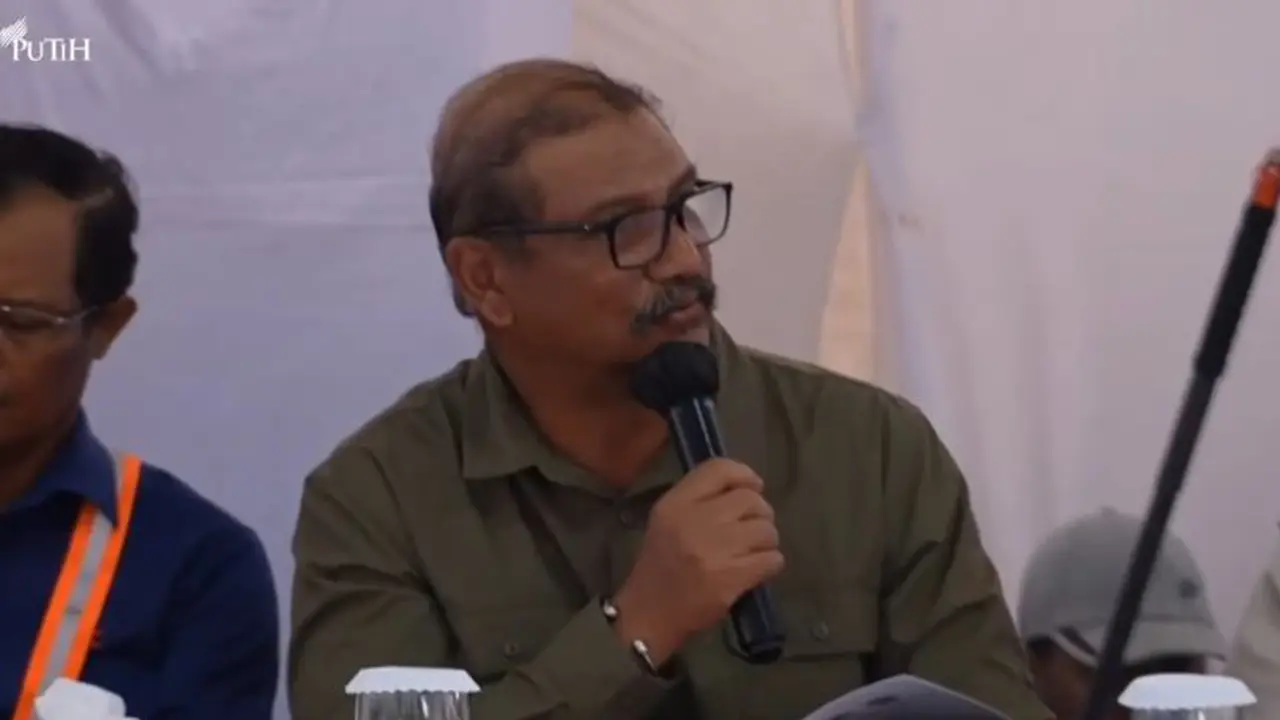 Bupati Aceh Tamiang Armia Fahmi menyampaikan laporan kepada Presiden RI Prabowo Subianto dalam agenda rapat terbatas (Ratas) pasca-bencana Sumatera di Kabupaten Aceh Tamiang, Provinsi Aceh, Kamis (1/1/2026) (Sekretariat Presiden)