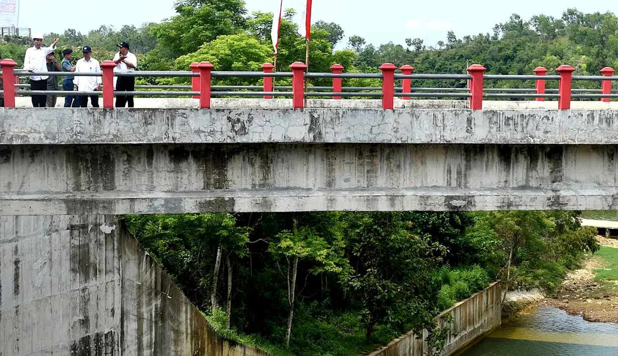 Presiden Jokowi melihat sekitar lokasi Waduk Nipah di Sampang, Madura, Jatim, Sabtu (19/3). Waduk ini diharapkan bisa menjadi sumber air minum, juga perikanan dan pariwisata. (Setpres/Cahyo)
