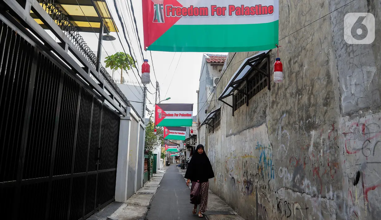 Sejumlah bendera Palestina terpasang di Palmerah, Jakarta Barat, Sabtu (11/11/2023). Pemasangan puluhan bendera tersebut sebagai bentuk dukungan terhadap Palestina yang terus digempur Israel. (Liputan6.com/Angga Yuniar)