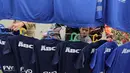 Seorang anak kecil membeli Jersey klub Persib Bandung di Stadion Si Jalak Harupat, Bandung, Sabtu (24/10/2015). (Bola.com / Nicklas Hanoatubun)