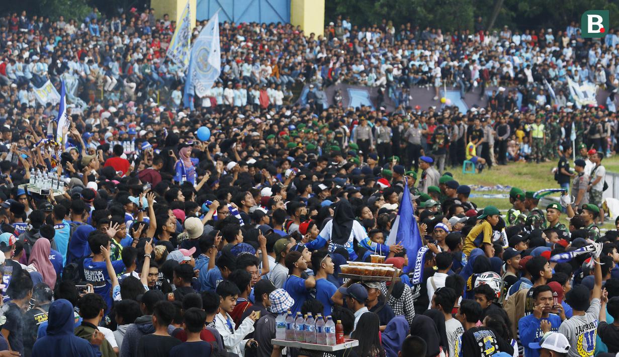 Suporter tumpah ruah hingga ke lapangan saat menyaksikan pertandingan antara Perserang Serang melawan Persib Bandung pada laga uji coba di Stadion Maulana Yusuf, Serang, Kamis (1/3/2018). Persib menang 6-0 atas Perserang. (Bola.com/M Iqbal Ichsan)