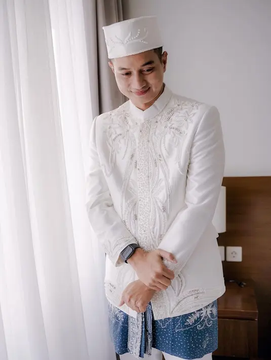 Rendy Kusdiana pancarkan pesona karismatik mengenakan beskap, dipadukan kain batik warna biru dan peci. [Foto: IG/rendykusdianaa].