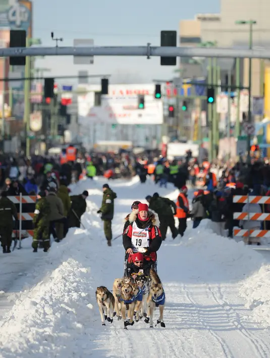 Penggembala, Aliy Zirkle dan gerombolan anjingnya mengikuti perlombaan kereta luncur anjing Trail Iditarod di Anchorage, 2 Maret 2019. Iditarod sudah menjadi tradisi di Alaska, sejak daerah ini belum menjadi negara bagian Amerika. (AP/Michael Dinneen)