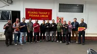 Penyidik Bareskrim Polri melimpahkan tersangka dan barang bukti kasus investasi bodong Robot Trading Net89 ke Kejaksaan Negeri Jakarta Barat. (Foto: Istimewa)