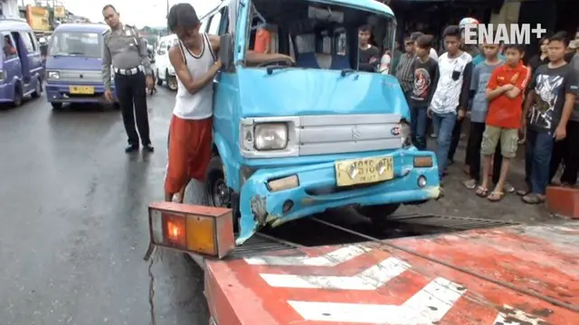 Sopir truk tangki menabrak sepeda motor dan angkot di Sukabumi Jawa Barat diduga supir mengalami serangan jantung sebelum kecelakaan terjadi