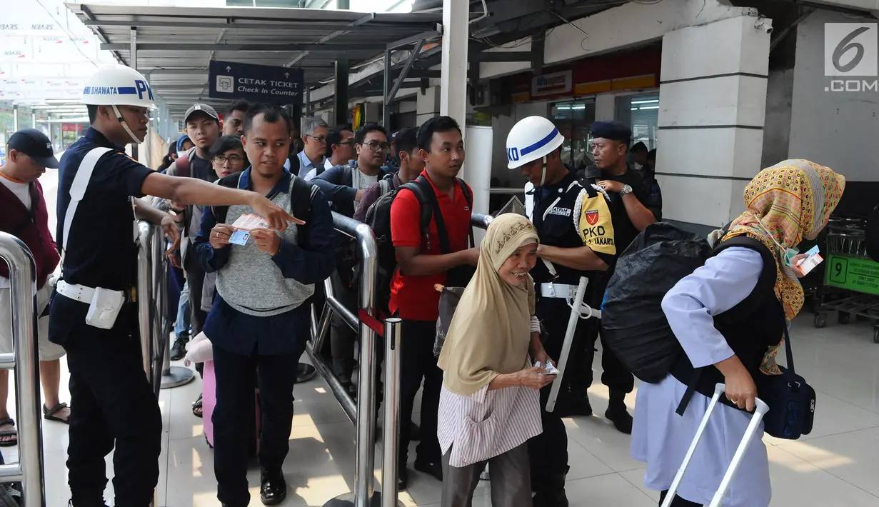 Calon penumpang kereta api antre saat akan memasuki Stasiun Pasar Senen, Jakarta, Selasa (16/4). PT KAI Daop 1 Jakarta mengoperasikan 11 KA tambahan guna mengantisipasi melonjaknya penumpang pada libur panjang akhir pekan ini. (Liputan6.com/Herman Zakharia)