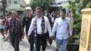 Sekjen DPP PDI Perjuangan, Hasto Kristiyanto saat tiba di Cilincing, Jakarta, Selasa (11/4). Hasto blusukan untuk serap aspirasi program KJP, KJS dan tata ruang kota Jakarta. (Liputan6.com/Herman Zakharia)