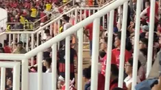 Vietnam memperbesar keunggulan setelah Nguyen Xuan Son mencetak gol ketiga ke gawang Nadeo Argawinata pada laga Piala AFF 2026. Meski Timnas Indonesia lebih unggul dalam penguasaan bola dan statistik pertandingan, Vietnam tampil sangat efektif memanfaatkan serangan balik. Sebaliknya, skuad Garuda kesulitan menembus rapatnya pertahanan The Golden Star Warriors.