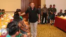 Ketua PSSI, Edy Rahmayadi (tengah) bersama pemain timnas Indonesia saat pertemuan di Hotel Aryaduta, Tangerang, Selasa (15/11). Jelang berlaga di Piala AFF 2016, Timnas Indonesia melakukan TC di SPH Karawaci. (Liputan6.com/Helmi Fithriansyah)