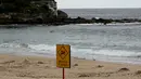 Ratusan bola hitam misterius seperti ter telah terdampar di pantai Sydney yang populer, mendorong penjaga pantai untuk menutup pantai tersebut bagi para perenang. (Saeed KHAN/AFP)