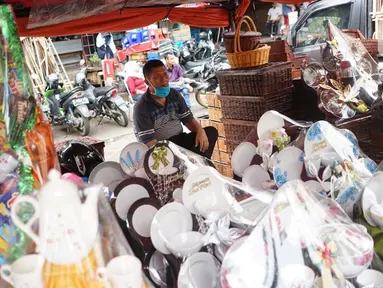 Pedagang menunggu pembeli di salah satu pusat penjualan parsel di kawasan Cikini, Jakarta, Rabu (13/5/2020). Selama bulan Ramadan, para pedagang mengaku omzet penjualan parsel turun hingga 90 persen dibandingkan tahun lalu akibat adanya pandemi virus corona COVID-19. (Liputan6.com/Immanuel Antonius)