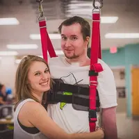 Momen dansa pertama tanpa kursi roda setelah 6 tahun pernikahan, membuat seisi ruangan menangis haru. (Foto: abcnews.com)