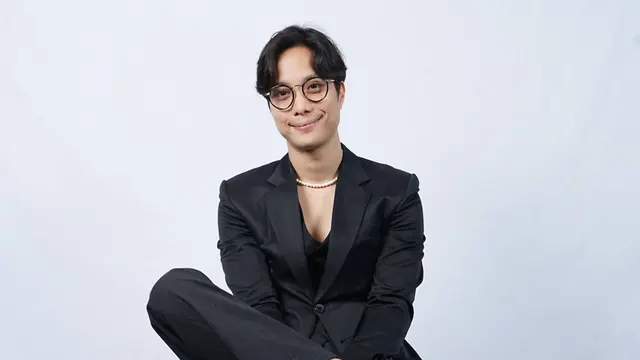 Genap Berusia 37 Tahun, Ini Potret Dikta yang Tampil Keren dengan Setelan Jas