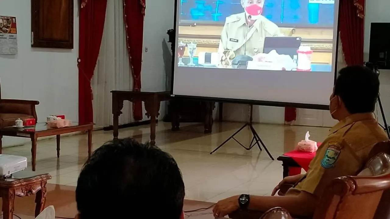 Gubernur Jawa Tengah Ganjar Pranowo dalam rapat evaluasi penanganan Covid-19 Jateng