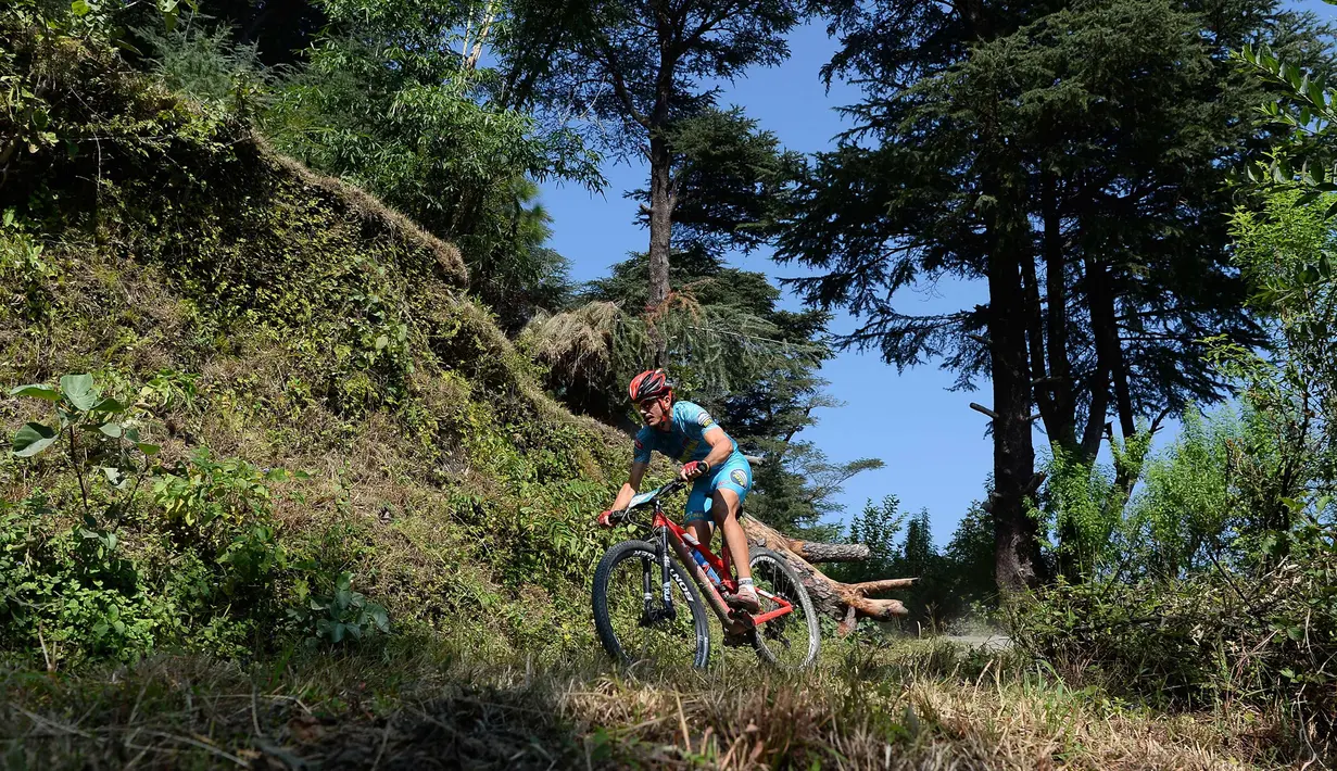 Pedro Torres Villalon dari Spanyol bersaing dalam lomba sepeda gunung Himalaya MTB di dekat Mandi, Himachal Pradesh, India utara (4/10). Lomba ini berlangsung selama delapan tahap di kaki pegunungan Himalaya. (AFP Photo/Sajjad Hussain)