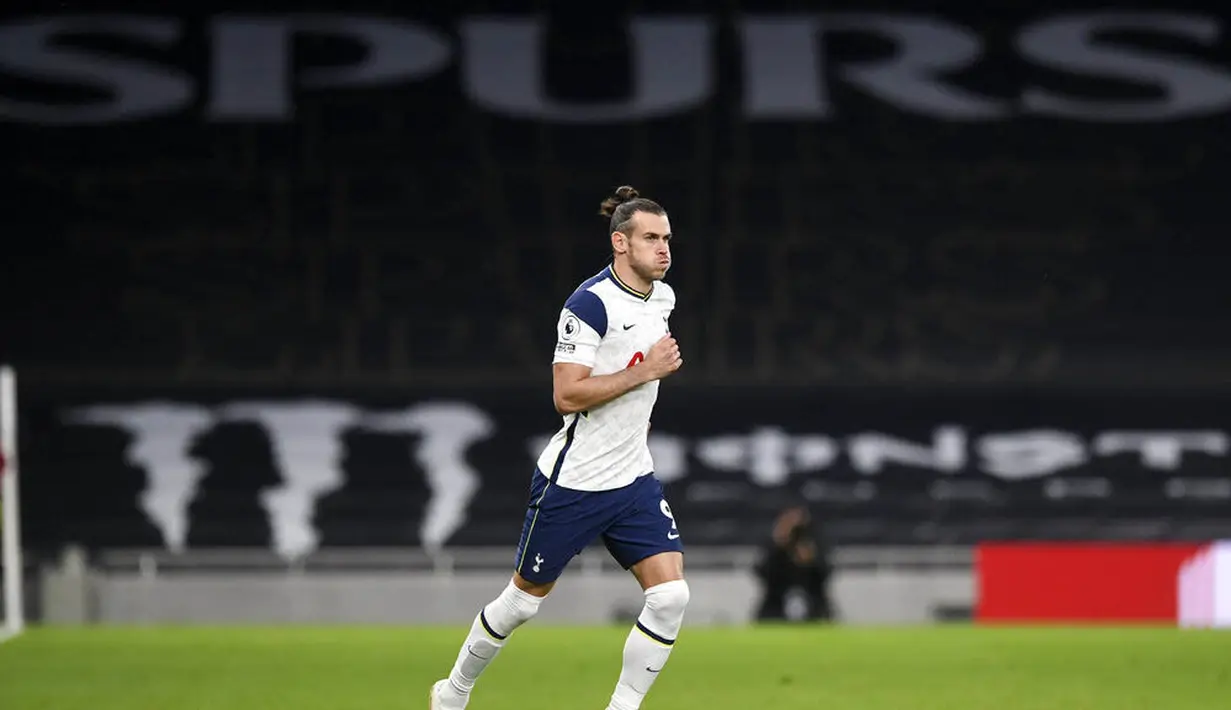 Pemain Tottenham Hotspur, Gareth Bale, memasuki lapangan saat melawan West Ham United pada laga Liga Inggris Senin (19/10/2020). Kedua tim bermain imbang 3-3. (Neill Hall/Pool via AP)