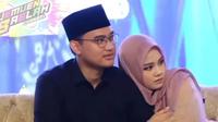 Putri Gus Kautsar Ning Chasna bermanja-manja dengan suaminya Gus Sunny. Potret romantis santri. (Foto: Liputan6.com/SS YT Muemuen Baelah)