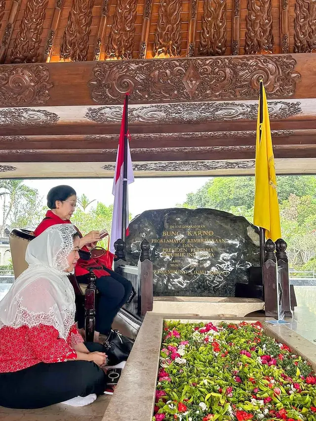Puan Maharani dan Megawati Soekarnoputri nyekar ke makam Bung Karno. (Foto: Dok. Instagram @puanmaharaniri)