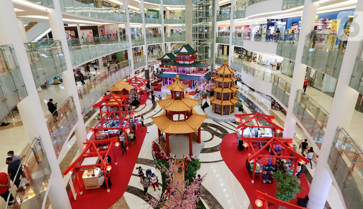 Suasana dekorasi sambut Tahun Baru China di Pluit Village Jakarta Utara (23/02/2022). Dekorasi yang didominasi warna merah dihiasi dengan tampilan bunga Meihua dan patung macan menandakan sebagai tahun macan tanah. (Liputan6.com/Fery Pradolo)