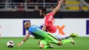 Pemain Inter Milan, Rodrigo Palacio, dilanggar pemain Hapoel Beer-Sheva, Miguel Vitor, pada laga Grup K Liga Europa di Giuseppe Meazza, Milan, Jumat (16/9/2016) dini hari WIB. (AFP/Giuseppe Cacace) 
