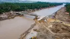 Foto udara menunjukkan sebuah ekskavator membersihkan puing-puing di dekat jembatan yang baru dibangun yang menghubungkan Aceh dan Provinsi Sumatera Utara di Sungai Peusangan, Distrik Bireuen, Provinsi Aceh, pada Selasa 9 Desember 2025. Pemerintah melalui Kementerian Pekerjaan Umum dan Perumahan Rakyat (PUPR) bersama TNI/Polri serta warga setempat terus cepat membangun jembatan bailey sebagai solusi darurat. (CHAIDEER MAHYUDDIN/AFP)