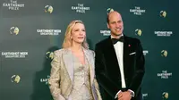 Pangeran William dari Inggris, Pangeran Wales berpose bersama aktris Australia Cate Blanchett (kiri) saat mereka tiba untuk menghadiri Earthshot Prize 2023 di Singapura pada 7 November 2023. (MOHD RASFAN / AFP)