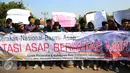 Forum Mahasiswa Riau Jabodetabek membentangkan spanduk tuntutan saat unjuk rasa di depan Istana Merdeka, Jakarta, Jumat (18/9/2015). Mereka menuntut penegakan hukum hingga tuntas pelaku pembakaran. (Liputan6.com/Faizal Fanani)
