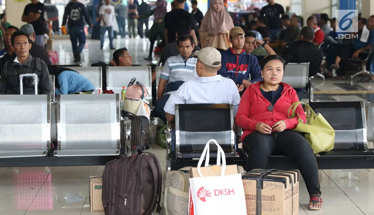 Calon pemudik menunggu bus di Terminal Pulo Gebang, Jakarta, Kamis (22/6). Memasuki H-3 Idul Fitri, Terminal Pulo Gebang mulai dipadati ribuan pemudik dengan berbagai tujuan, termasuk ke luar Pulau Jawa. (Liputan6.com/Immanuel Antonius)