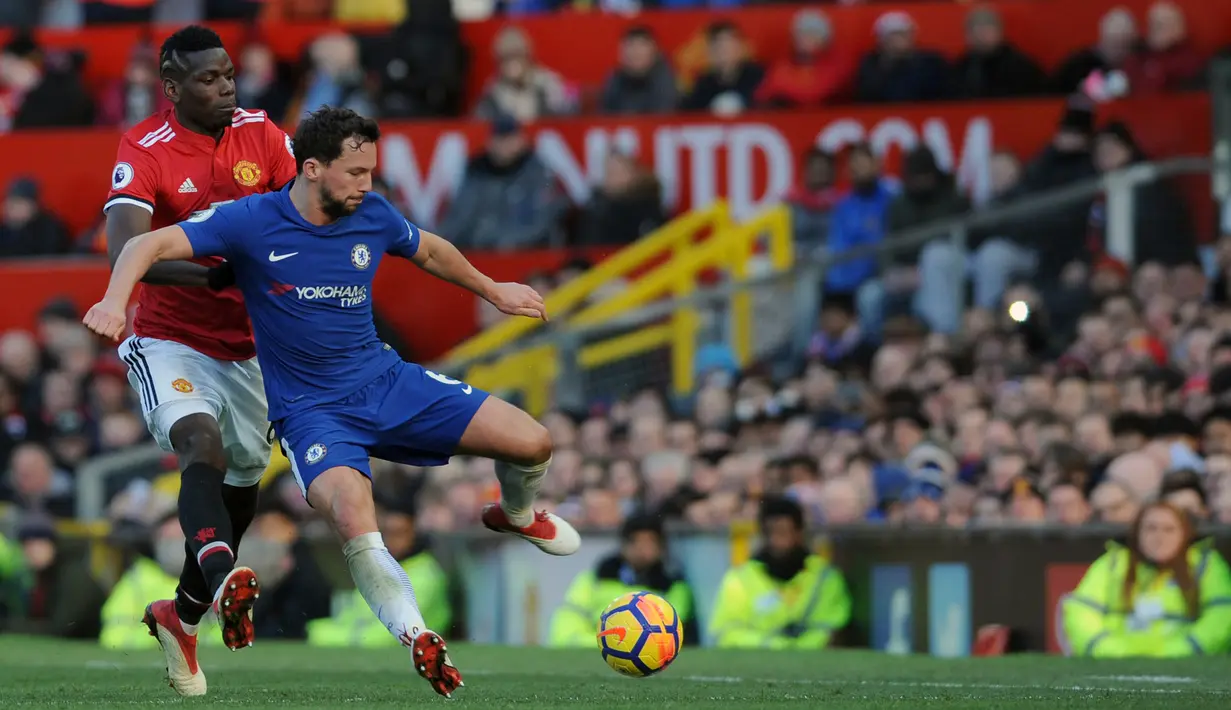 Pemain Chelsea, Danny Drinkwater McTominay berebut bola dengan pemain Manchester United, Paul Pogba pada laga pekan ke-28 Premier League, di Old Trafford, Minggu (25/2). Manchester United menundukan tamunya Chelsea 2-1. (AP/Rui Vieira)