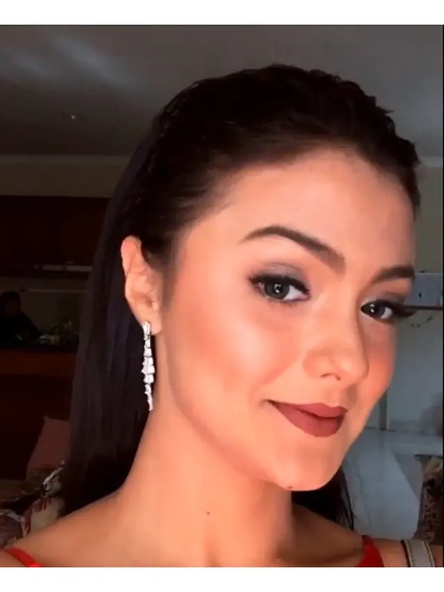 Biasa Tampil Natural, Ini 7 Potret Amanda Rawles dengan Makeup Tebal