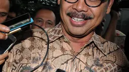 Sekda Banten Ranta Suharta saat ditanya awak media usai menjalani pemeriksaan di KPK, Jakarta, Selasa (19/1). Ranta Suharta diperiksa terkait dugaan suap pemulusan penyertaan modal PT Banten Global Development (BGD). (Liputan6.com/Helmi Afandi)