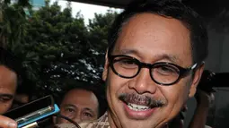 Sekda Banten Ranta Suharta saat ditanya awak media usai menjalani pemeriksaan di KPK, Jakarta, Selasa (19/1). Ranta Suharta diperiksa terkait dugaan suap pemulusan penyertaan modal PT Banten Global Development (BGD). (Liputan6.com/Helmi Afandi)
