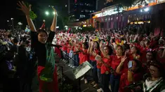 Umat Kristiani menyanyikan lagu-lagu Natal di Jakarta, Selasa 23 Desember 2025. Umat Kristiani di Jakarta merayakan puncak rangkaian Christmas Carol Colossal 2025. (AP Photo/Dita Alangkara)