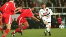 Striker Manchester United, Ole Gunnar Solskjaer mengumpan bola dari kawalan pemain Aberdeen, Michael Hart  selama bertanding di Aberdeen 18 Januari. Solskjaer bergabung dengan MU tahun 1996, dengan biaya transfer £ 1,5 juta. (AFP Photo/Pa/David Cheskin)