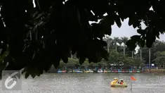Warga berekreasi dengan perahu bebek di kawasan Setu Babakan, Jakarta Selatan, Jumat (25/11). Gubernur non-aktif DKI Jakarta Basuki Tjahaja Purnama menegaskan sangat mendukung pelestarian budaya Betawi. (Liputan6.com/Immanuel Antonius) 