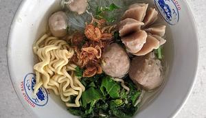 Semangkuk kuah bakso sapi dengan bakso besar, kecil, dan mi bihun. (Liputan6.com/Wikimedia Commons/Kamis-wan)