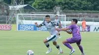Penyerang Persikabo 1973, Ciro Alves, berusaha melepaskan diri dari kawalan pemain Persik Kediri, Fitra Ridwan, dalam laga pekan ke-19 BRI Liga 1 2021/2022 di Stadion Ngurah Rai, Denpasar, Jumat (14/1/2022). (Bola.com/Nandang Permana)