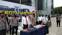 Polresta Tangerang memperlihatkan barang bukti usai menangkap 28 orang remaja yang tergabung dalam anggota gengster Warmud dan Saung Sans, Senin (10/1/2022). (Liputan6.com/Pramita Tristiawati)