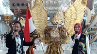 Pancarkan Semangat Asian Games, Costum Garuda Wara Wiri di Bandara Soetta. (Liputan6.com/Pramita Tristiawati)