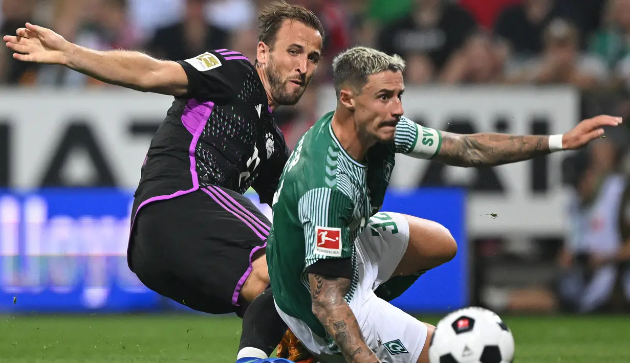 Marco Friedl (kanan) menjadi kapten tim termuda kelima di liga top Eropa musim 2023/2024 bersama Werder Bremen di Liga Jerman. Saat ini pemain yang berposisi sebagai bek tengah dan telah membela Werder Bremen sejak awal musim 2019/2020 baru berusia 25 tahun, 6 bulan dan 20 hari. Ia mulai dipercaya menjabat kapten Werder Bremen sejak awal muism 2022/2023. (AFP/Ina Fassbender)