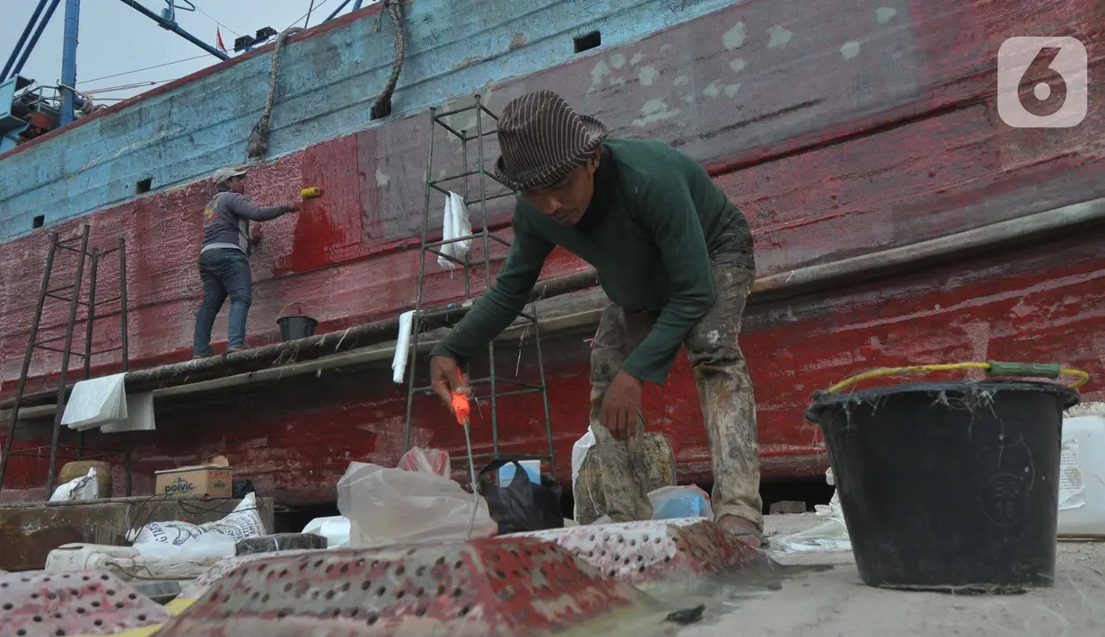Penyelesaian perbaikan kapal nelayan ditargetkan  kurang lebih tujuh hari atau bisa lebih tergantung dari kerusakan kapal nelayannya. (merdeka.com/Imam Buhori)