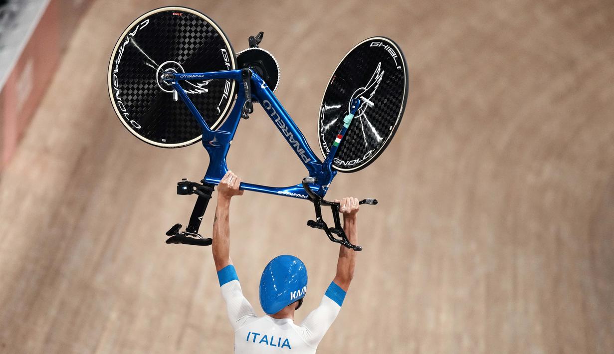 Selebrasi Filippo Ganna asal Italia usai meraih medali emas dalam pertandingan sepeda lintasan putra di Olimpiade Tokyo 2020, Rabu (4/8/2021). (Foto: AP/Thibault Camus)
