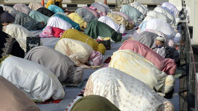 FOTO: Penerapan Physical Distancing Salat Id di Tangerang Selatan
