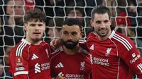 Striker Liverpool, Mohamed Salah, merayakan gol bersama dua rekan setimnya, Milos Kerkez dan Dominik Szoboszlai, dalam kemenangan 3-0 atas Brighton and Hove Albion di putaran keempat Piala FA 2025/2026, Minggu (15/2/2026) dini hari WIB. (Darren Staples / AFP)