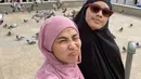 Tidak sendiri, perjalanan ibadah umrah kali ini bersama sang buah hati. Momen bersama sang putrinya. Setelah ziarah ke Raudhah lanjut berkeliling. [Instagram/fenirose]