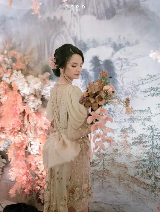 Di hari istimewanya ini, Sabrina Anggraini juga melengkapi tampilannya dengan pulasan makeup sederhana, memadukan rona bibir nude yang menawan. (foto: dsrdbride)