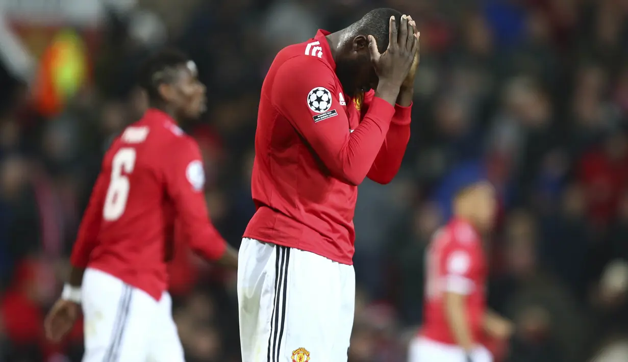 Striker Manchester United, Romelu Lukaku, tampak kecewa usai disingkirkan Sevilla dari Liga Champions di Stadion Old Trafford, Selasa (13/3/2018). Manchester United takluk 1-2 dari Sevilla. (AP/Dave Thompson)